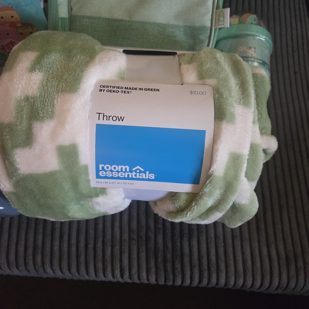 Green Room Essentials Throw Blanket - Picture 4 of 5